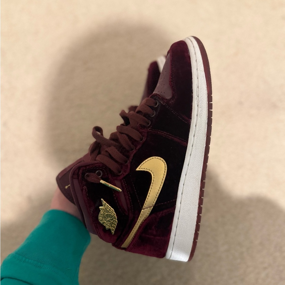 Air Jordan 1 Heiress GG ‘Velvet’ Red Kids, Burgundy and Gold High-Top Sneakers
